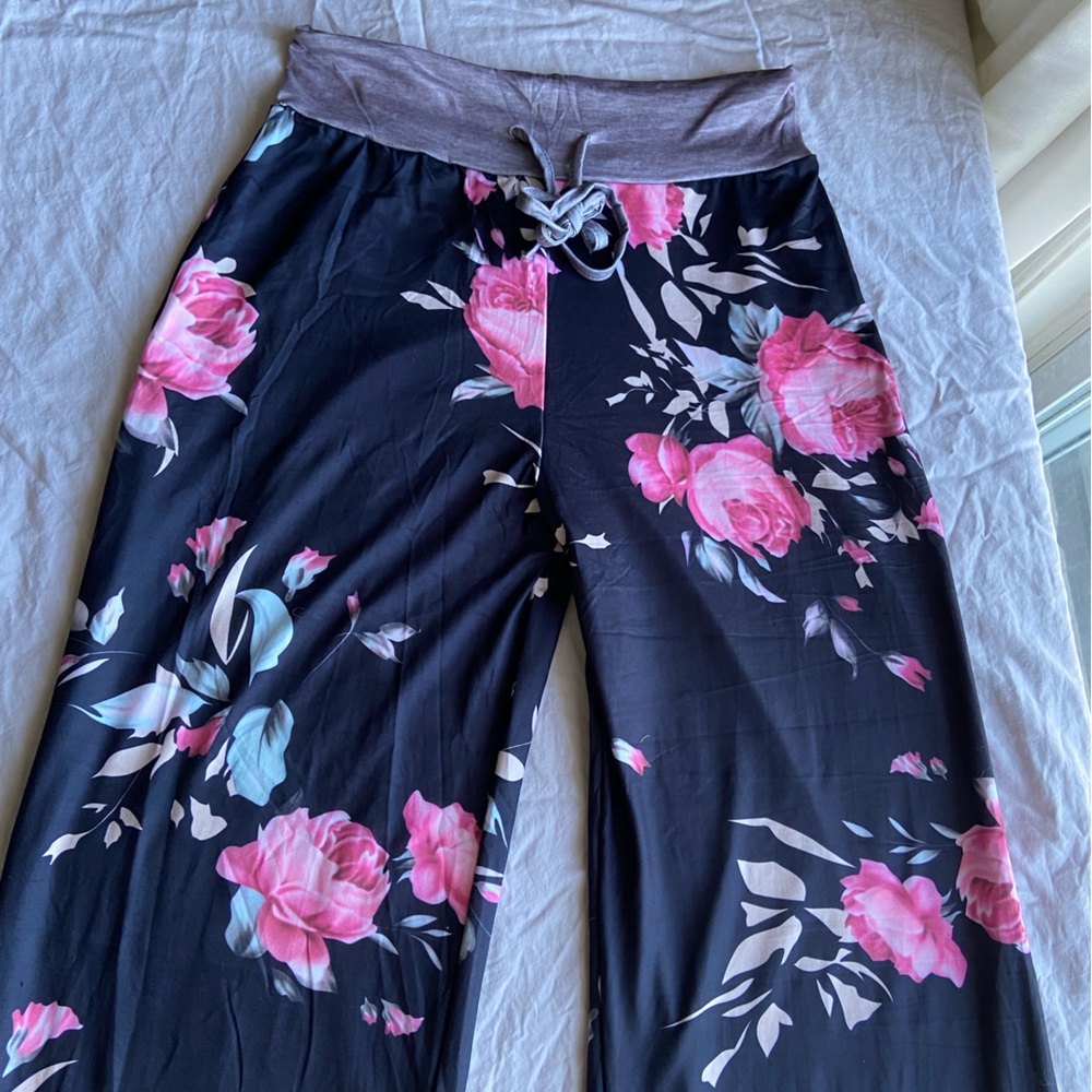 Medium soft wide leg floral pattern lounge pant with draw string waist
